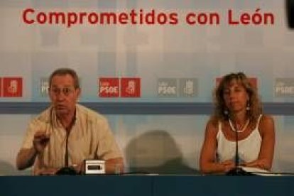 Antonio Losa e Inmaculada Larrauri ayer  en la rueda de prensa denunciando la política antiincendio