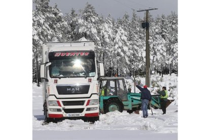 Los camiones tuvieron ayer problemas en el Manzanal.  de la mata