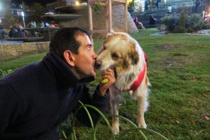 Un hombre besa a su perro en un parque. GINA BALDIVIESO