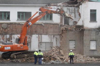 Turespaña llegó a demoler las antiguas escuelas, donde se ubicaría el Parador de Turismo.