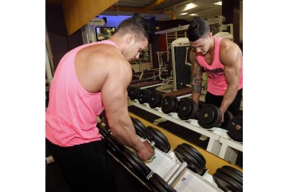 Ángel Cañón, en el gimnasio en el que se prepara para mantener la forma muscular.