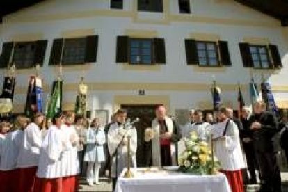 El obispo de Passaum bendice la casa del Papa, convertida en museo