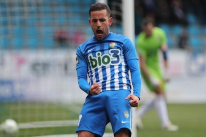 Juan Carlos Menudo logró un doblete que impulsa a la Deportiva Ponferradina a la quinta plaza, a cuatro puntos del Pontevedra CF. L. DE LA MATA