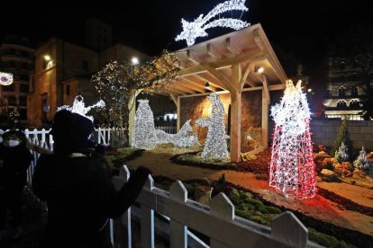 La semana comienza con el encendido de las luces de Navidad. RAMIRO