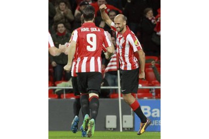 El centrocampista del Athletic Club de Bilbao Mikel Rico (d) celebra su segundo gol.