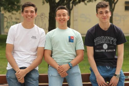 De izquierda a derecha, Jorge Arias, Diego de la Puente e Iván Ramón, ayer, fotografiados en el centro de Ponferrada. L. DE LA MATA