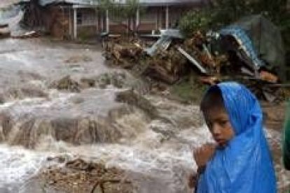 Un niño guatemalteco mira el desbordamiento del río tras las lluvias