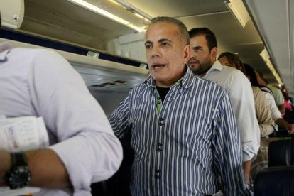 El opositor venezolano Manuel Rosales detenido al bajar del avión en Maracaibo, en octubre del 2015.