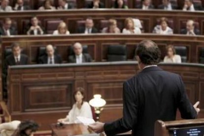 Rajoy se dirige a Zapatero durante la sesión de control al Gobierno en el Congreso.