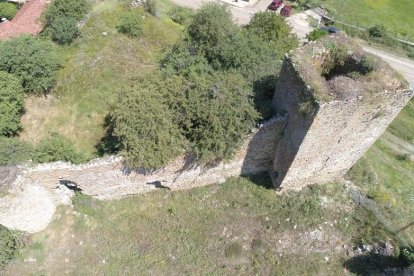 Vista áerea de la muralla del castillo de Benal hecha con drones.