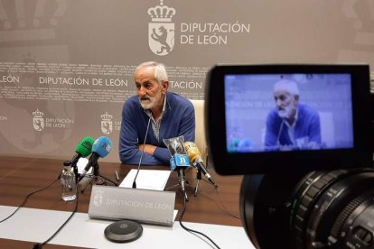 El vicepresidente de la institución recordó ayer en rueda de prensa el compromiso de llevar conexión a 900 localidades esta legislatura. DL