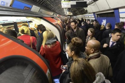 Pasajeros en el metro de Londres.