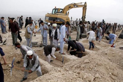 Los familiares de las víctimas del atentado del sábado en Kabul preparan las fosas. JAWAD JALALI