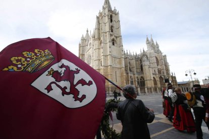 Banderas de León y corona de laurel para los héroes del levantamiento leonés. RAMIRO