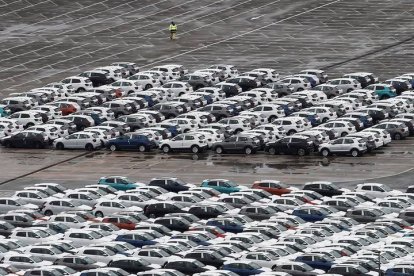 Coches de una fábrica en Pamplona. JESÚS DIGES