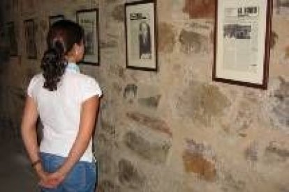 Una joven observa algunas de las portadas de la exposición