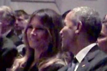 Momento en que Melania Trump sonríe tras intercambiar impresiones con Barack Obama durante el funeral de Barbara Bush.