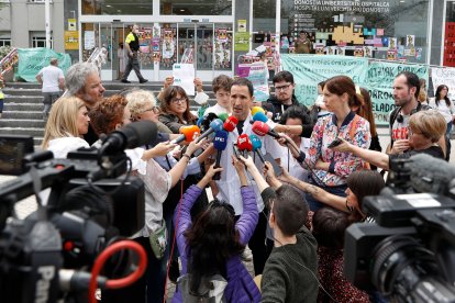 El subdirector médico de la OSI Donostialdea de Osakidetza, Xabier Zubeldia, ha aclarado este jueves que la paciente aislada en el Hospital Donostia con síntomas compatibles con una fiebre hemorrágica sufre una "infección tropical", pero ha considerado "improbable" que sea el virus del Ébola o el de Marburgo. EFE/JUAN HERRERO