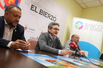 Los responsables del proyecto, ayer, en la presentación en el Consejo Comarcal.