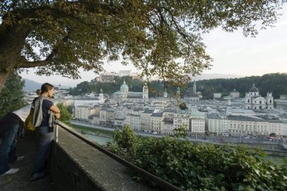 Imagen de una pareja que observa la ciudad austriaca desde los jardines de la abadía Capuchina