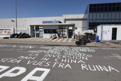 La protesta laboral, a flor de piel en las inmediaciones de Vestas, en Villadangos. MARCIANO PÉREZ