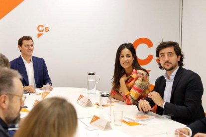 El líder de Ciudanos, Albert Rivera, la candidata a la alcaldía de Madrid, Begoña Villacís, y el secretario de Programas y Áreas Sectoriales, Toni Roldán.