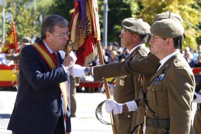 El alcalde de León, Antonio Silván, besa la enseña nacional durante el acto de Jura de Bandera que ha tenido lugar hoy en la plaza de San Marcos.