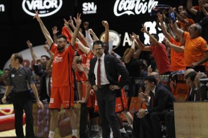 Los jugadores del Valencia festejan el triunfo sobre el Madrid junto a Pedro Martínez.