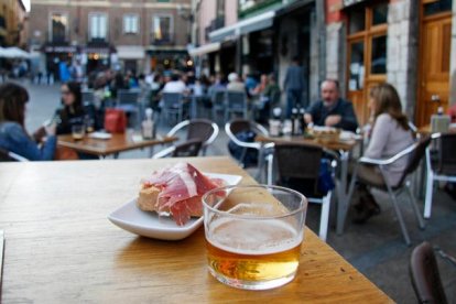 La terraza de un bar del Barrio Húmedo, en León. FERNANDO OTERO