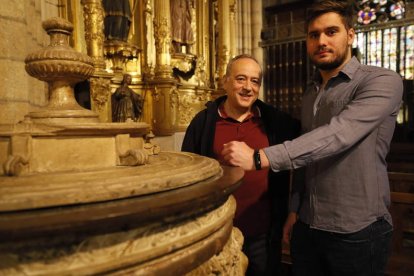 Juan Ignacio Sánchez preparó el catecumenado de adultos a David González, de 24 años. Los dos posan ante la pila bautismal de la Catedral de León. RAMIRO