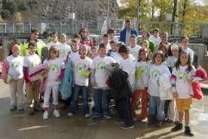 Niños participantes en la campaña de sensibilización ambiental del Ayuntamiento de La Pola de Gordón