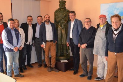 Pablo y Carlos Gutiérrez rebibieron ayer en el Ayuntamiento el reconocimiento por su donación. MEDINA