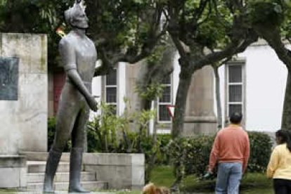 Monumento en La Coruña a favor del fundador de la Legión, José Millán Astray.