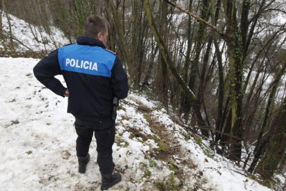 Un policía inspecciona la zona en la que apareció el cadáver de Marta Villayandre.