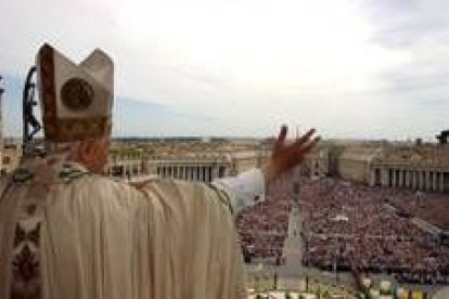 El Papa, ayer, durante la bendición Urbi et Orbi en San Pedro del Vaticano