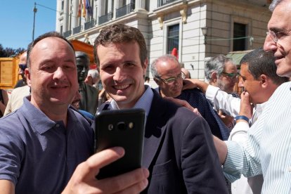 Pablo Casado, con simpatizantes del PP, el domingo en Ávila. /