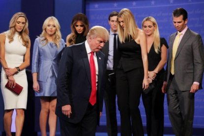 Trump, con sus familiares, tras el debate.