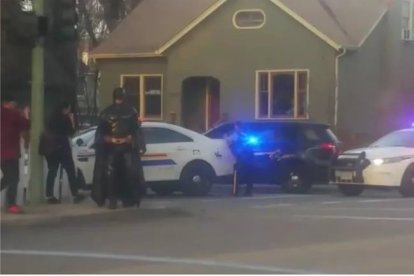 Un hombre disfrazado de Batman se ofrece a la policía de Kelowna (Canadá).