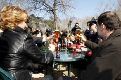 Esperanza Aguirre y Mariano Rajoy, junto a otros miembros de su partido en el Retiro madrileño