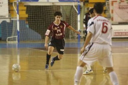 Jonathan Cámara, a la izquierda, es uno de los hombres fuertes del equipo leonés.