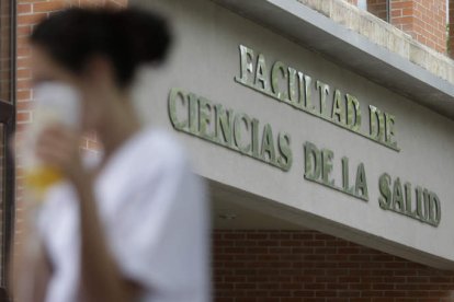 Una de las alumnas de Enfermería en el campus leonés de Vegzana. FERNANDO OTERO