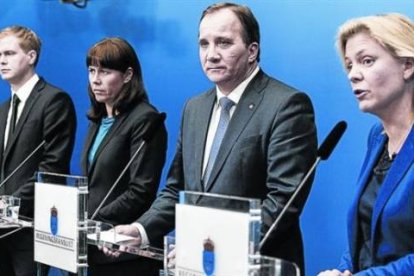 Lofven (segundo por la derecha), junto a varios de sus ministros, en una rueda de prensa, ayer.