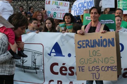 Protesta de las familias tras la aparición de gusanos en el menú de cinco colegios leoneses. RAMIRO