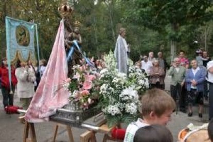 La Encina continúa su peregrinaje por los pueblos de la comarca y ayer visitó la zona de la Valdueza