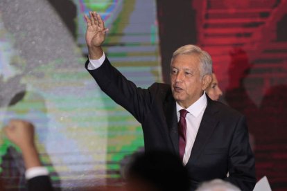 López Obrador saluda a sus simpatizantes tras el triunfo electoral. MARIO GUZMÁN