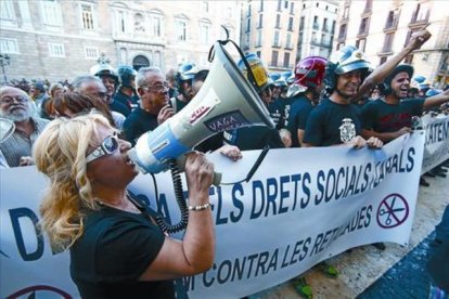 Manifestación de empleados públicos contra los recortes salariales, en la plaza de Sant Jaume de Barcelona, el octubre pasado.