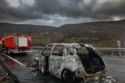 Estado en el que quedó el vehículo tras el incendio