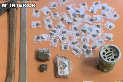 Armas y droga incautada en la operación. GUARDIA CIVIL