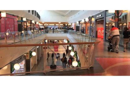 Interior del Centro Comercial El Rosal de Ponferrada.