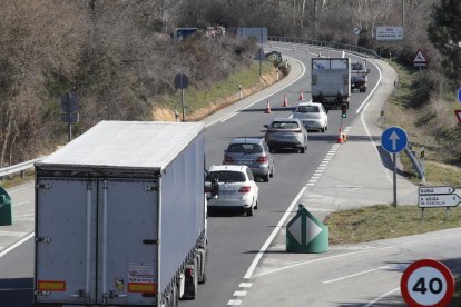 Cola de vehículos fotografiada ayer miércoles en la carretera N-120 debido a problemas de hundimientos o desperfectos en el vial. L. DE LA MATA